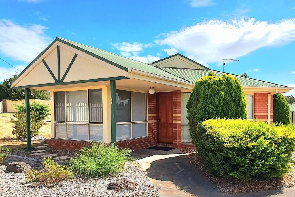 2 Bedroom Unit with Garage and Backyard - Only minutes to Sovereign Hill and Ballarat CBD - Sleeps 1 to 6