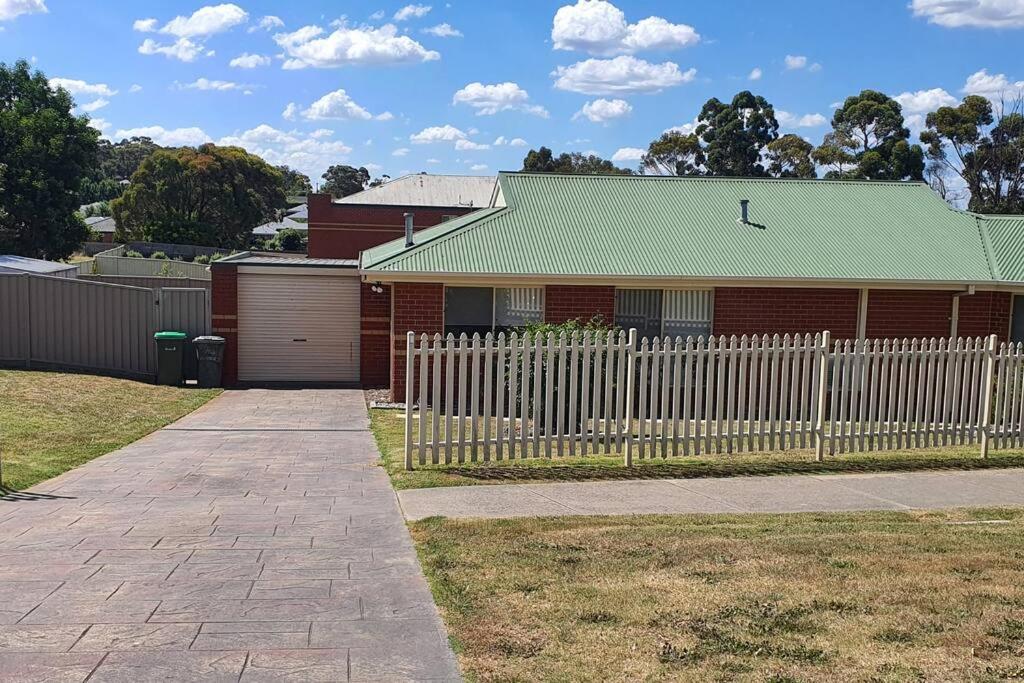 2 Bedroom Unit with Garage and Backyard - Only minutes to Sovereign Hill and Ballarat CBD - Sleeps 1 to 6