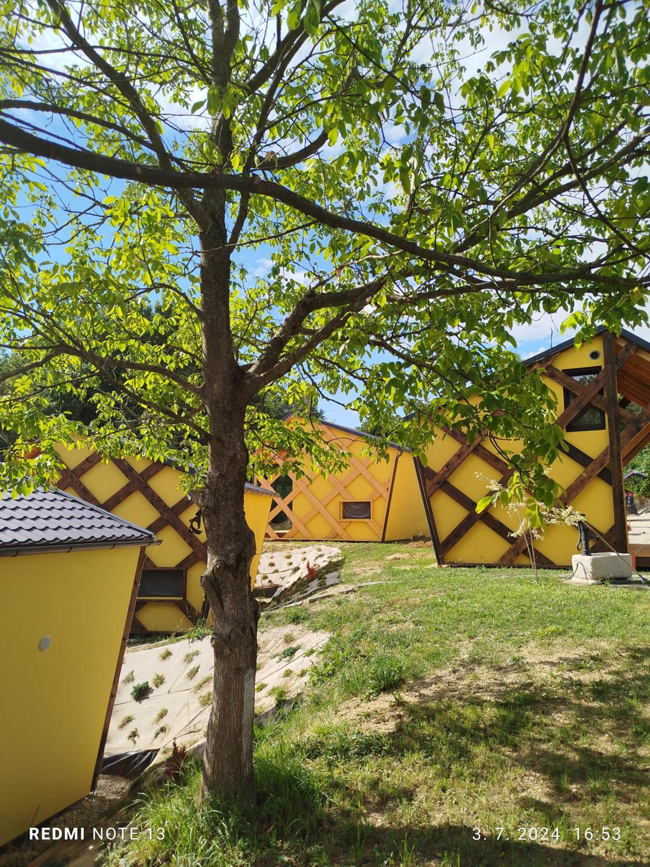 Hotel Glamping Apiturizem Kr'Bee - Image 1