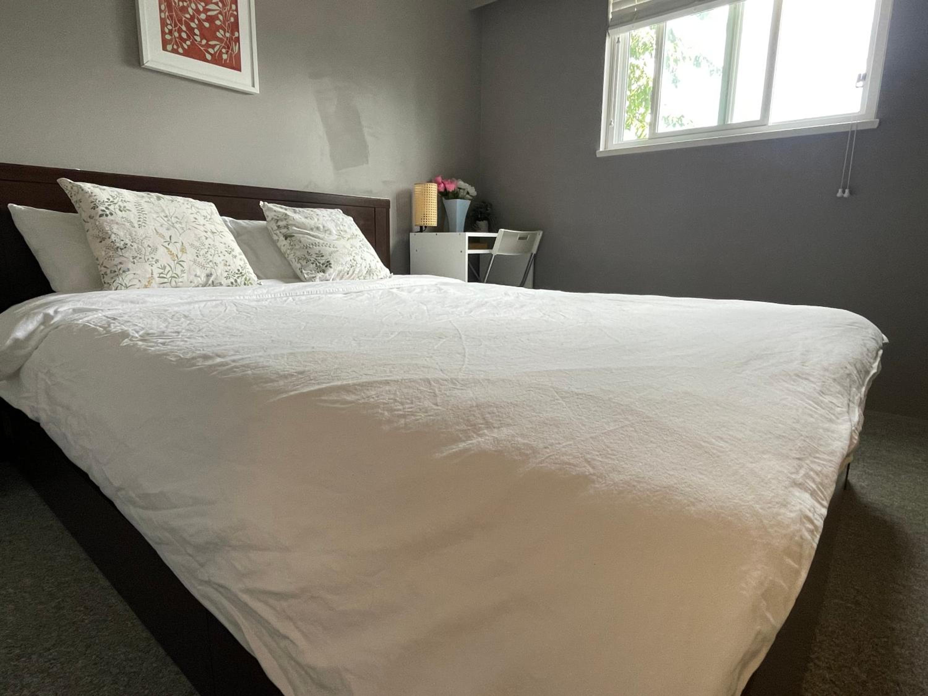 private room with queen bed in richmond 202