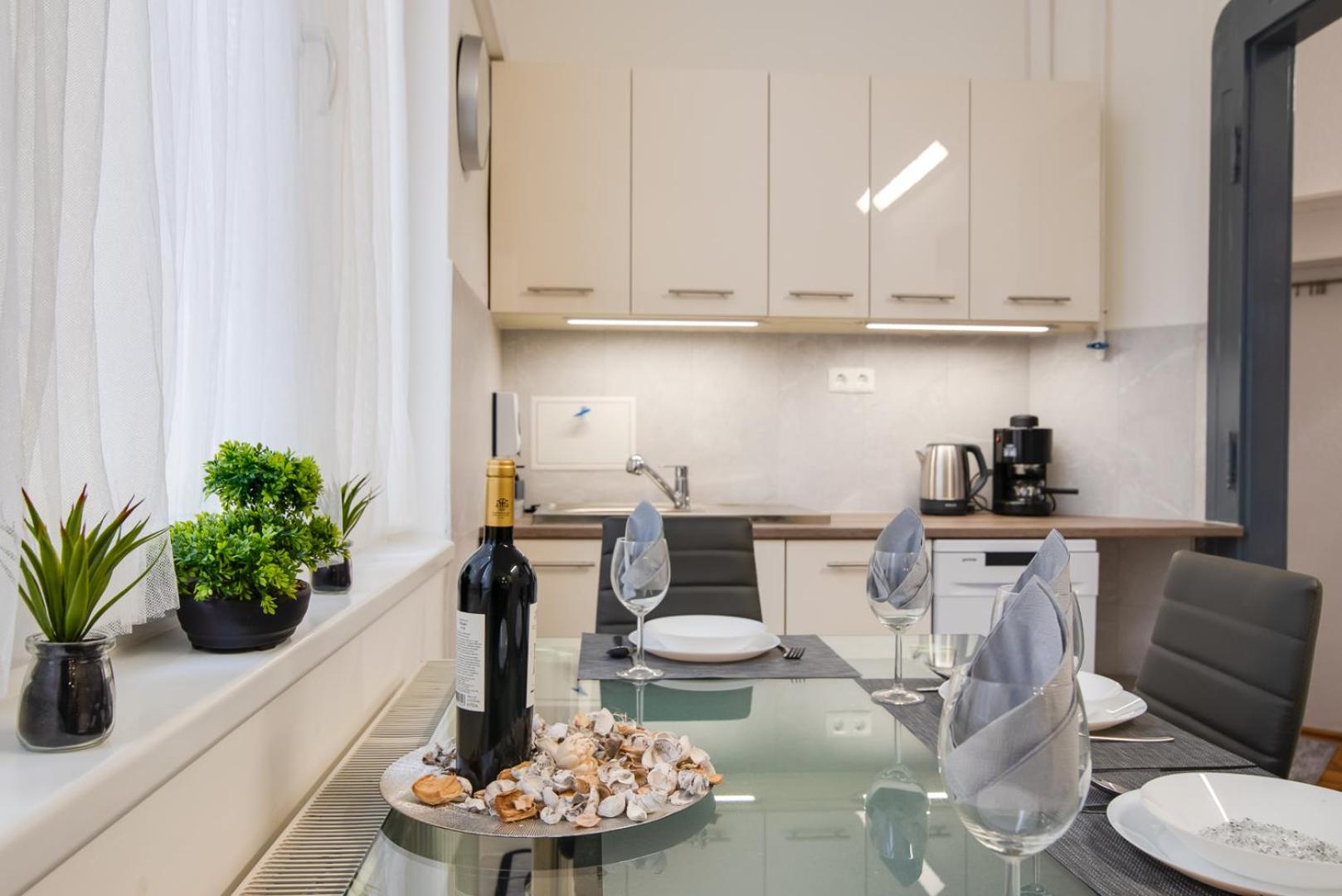 Light design apartment close to City park&Bath view 2