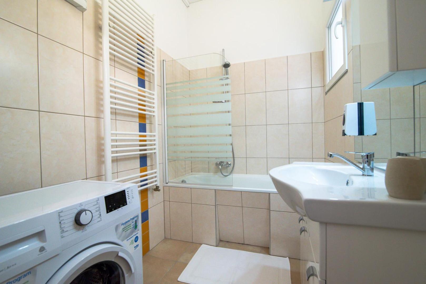 Light design apartment close to City park&Bath view 4