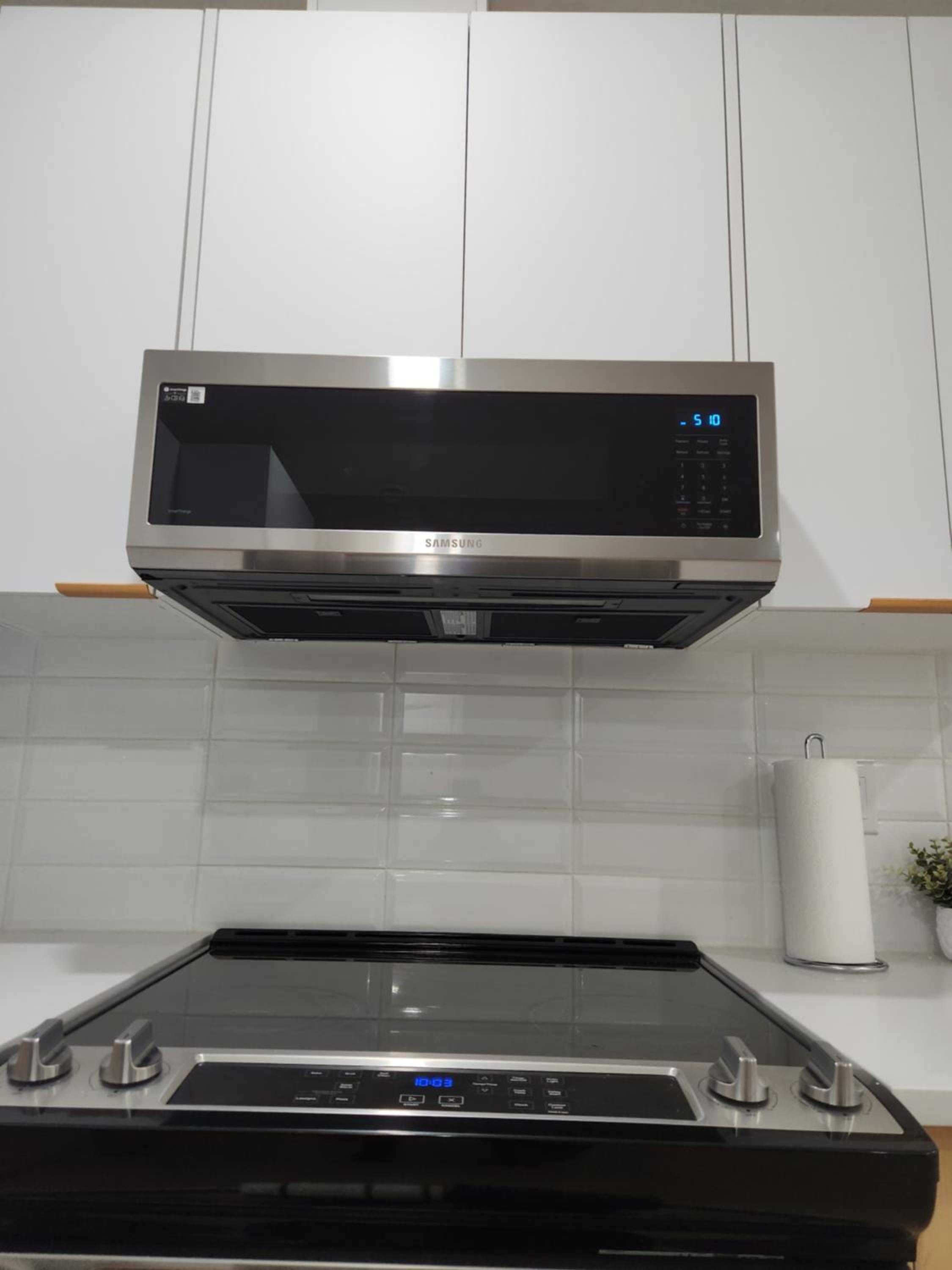 Brand New Deluxe 2 Bedroom Suite with AC & Den