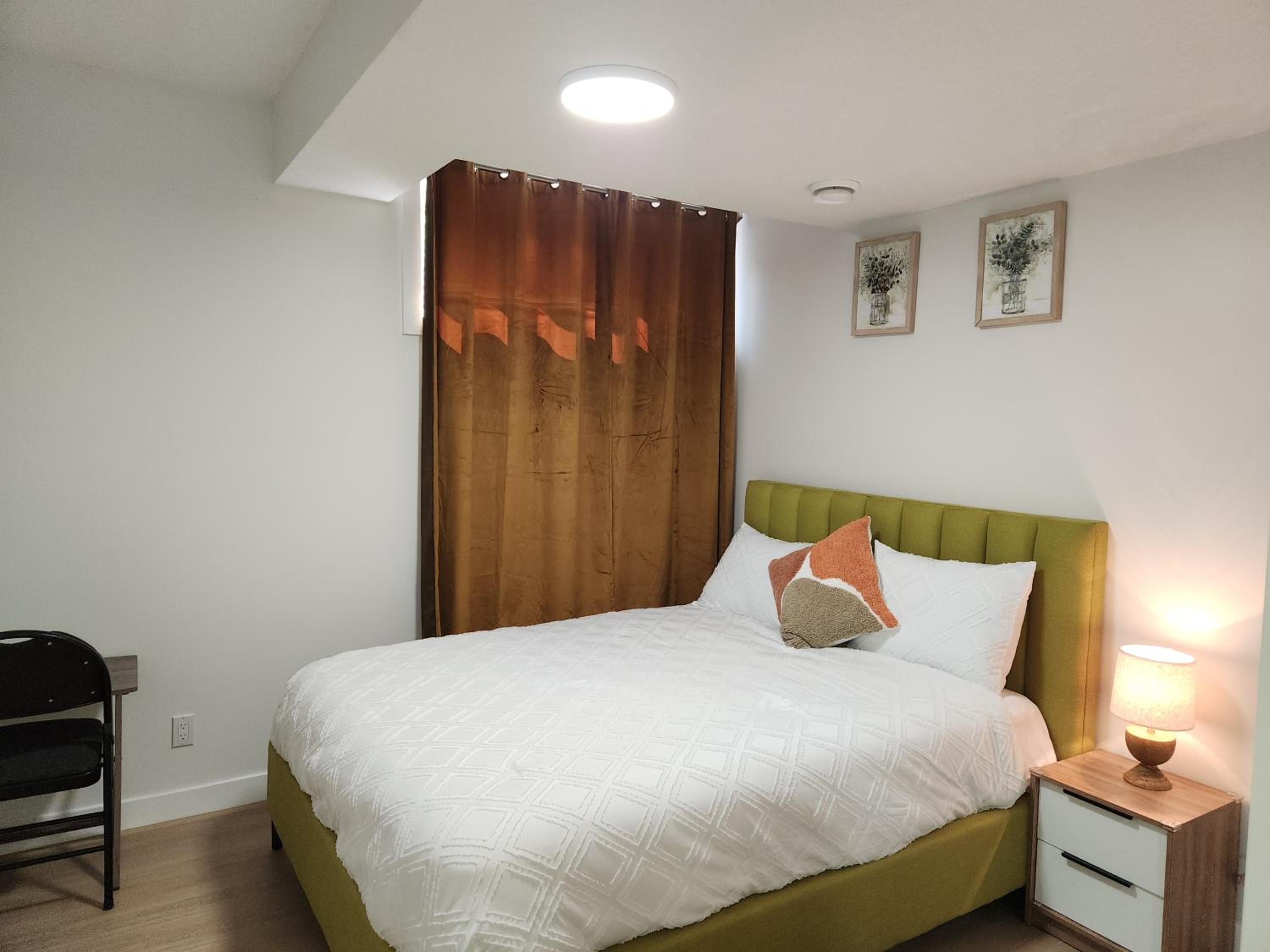 Brand New Deluxe 2 Bedroom Suite with AC & Den
