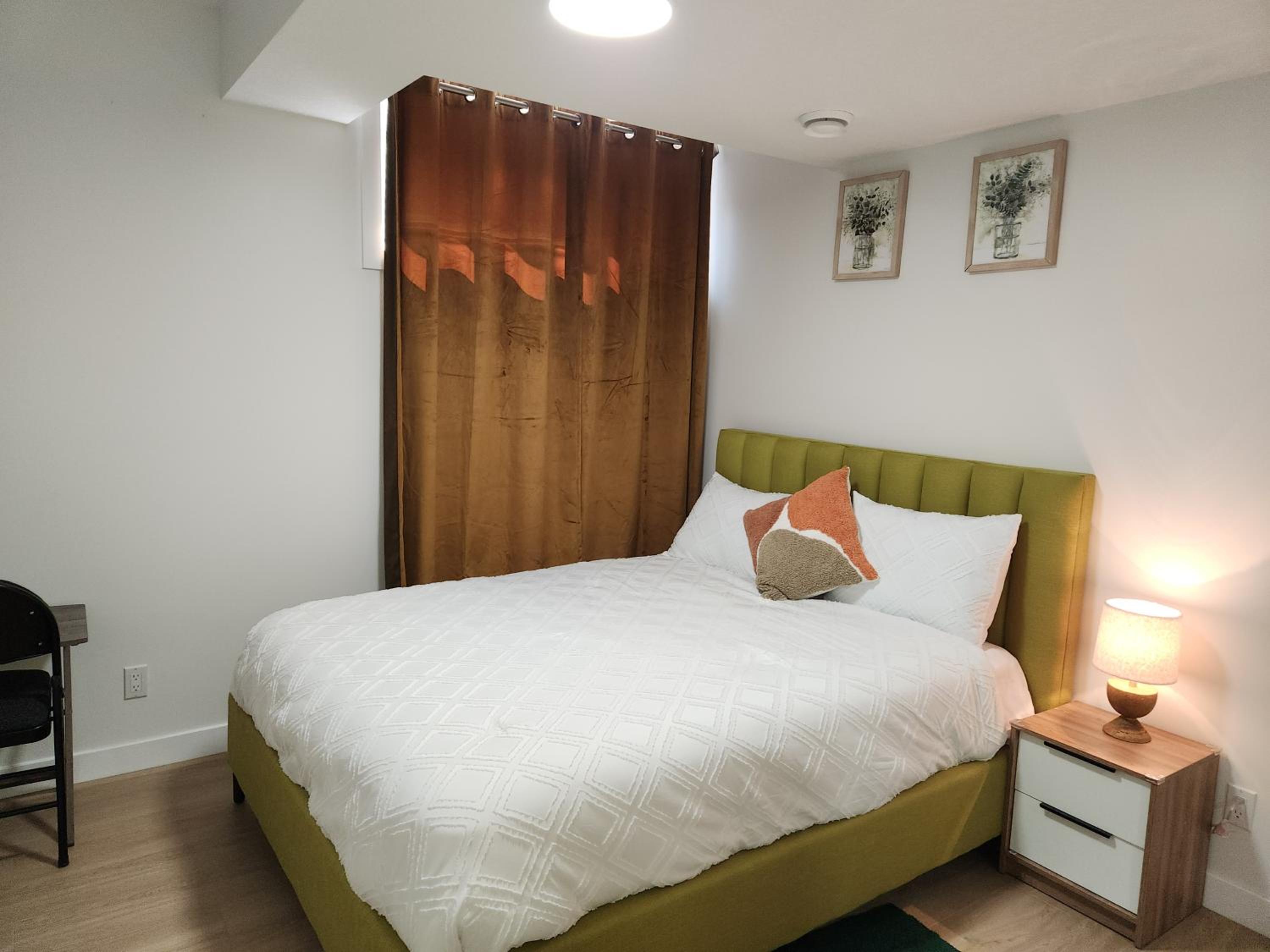 Brand New Deluxe 2 Bedroom Suite with AC & Den