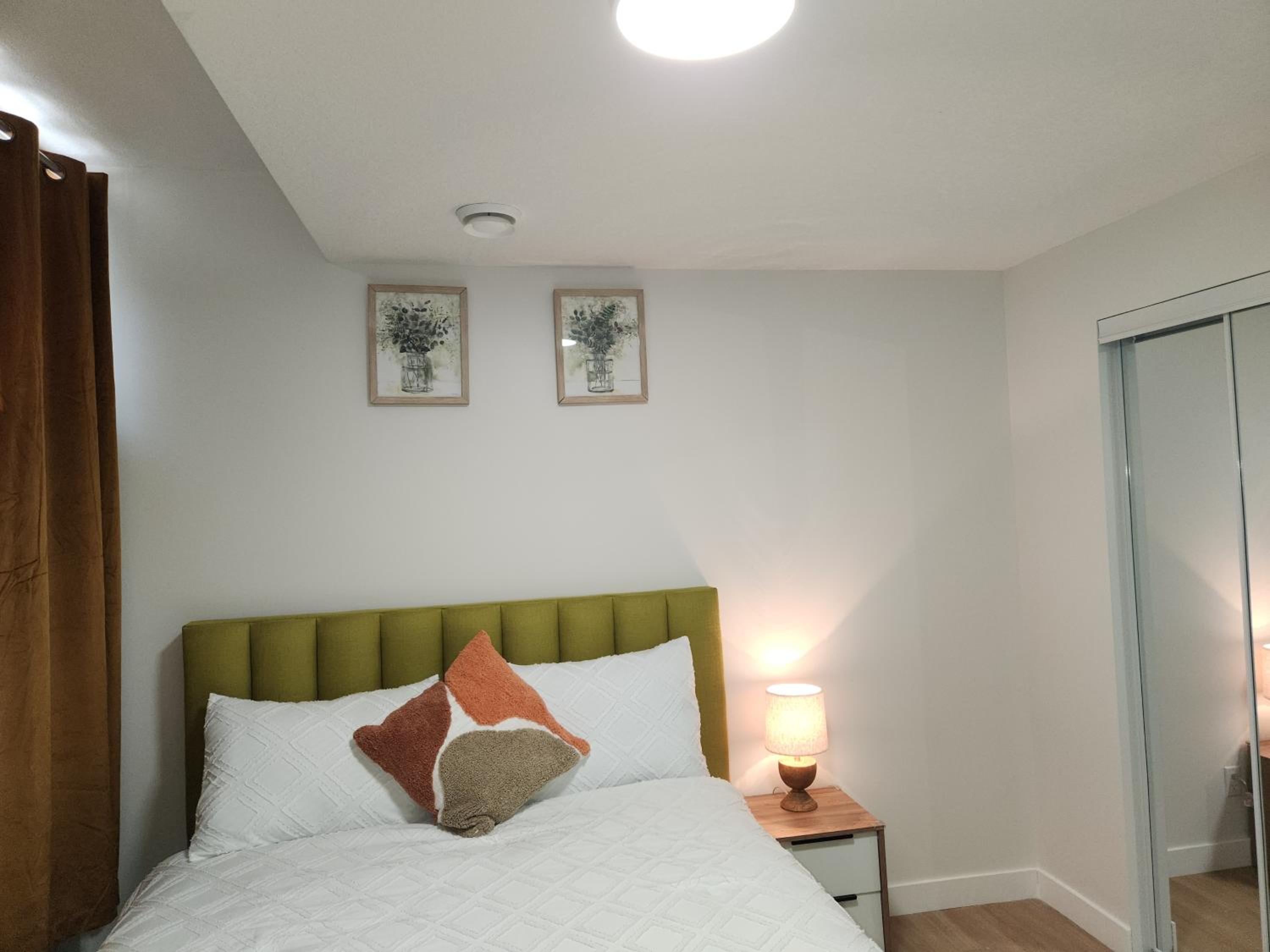 Brand New Deluxe 2 Bedroom Suite with AC & Den