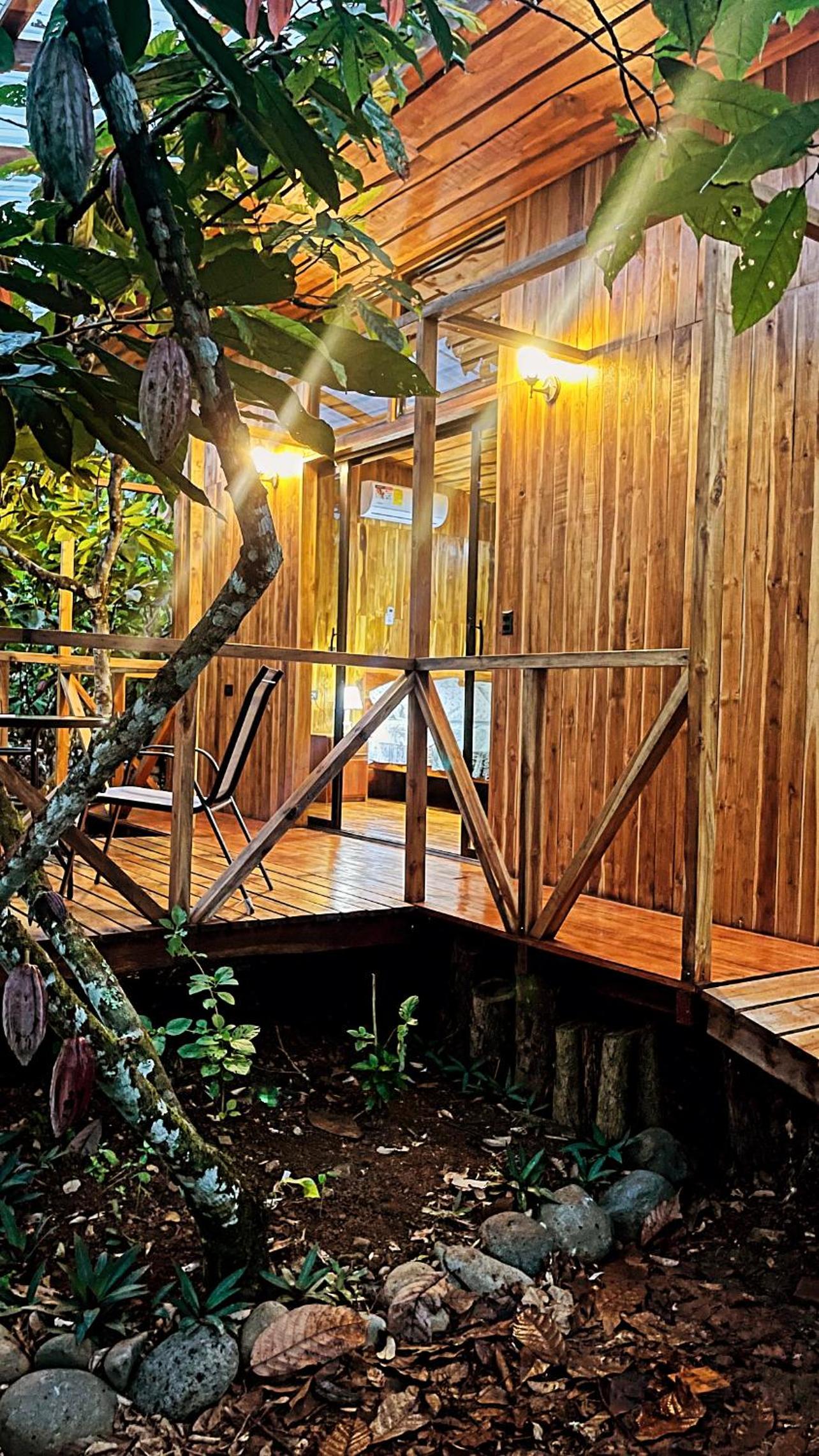 Río Celeste, Cacahua Lodge