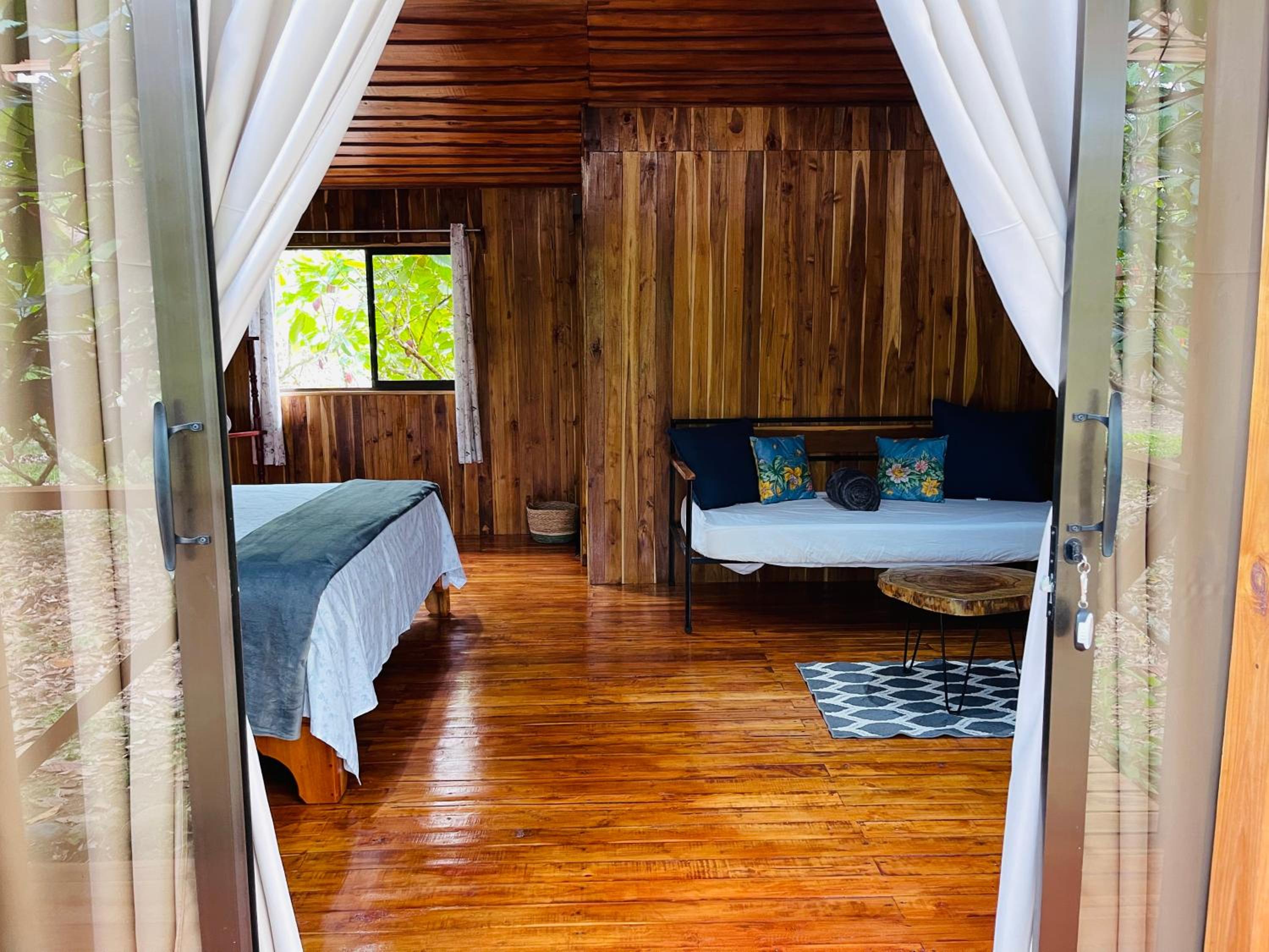 Río Celeste, Cacahua Lodge