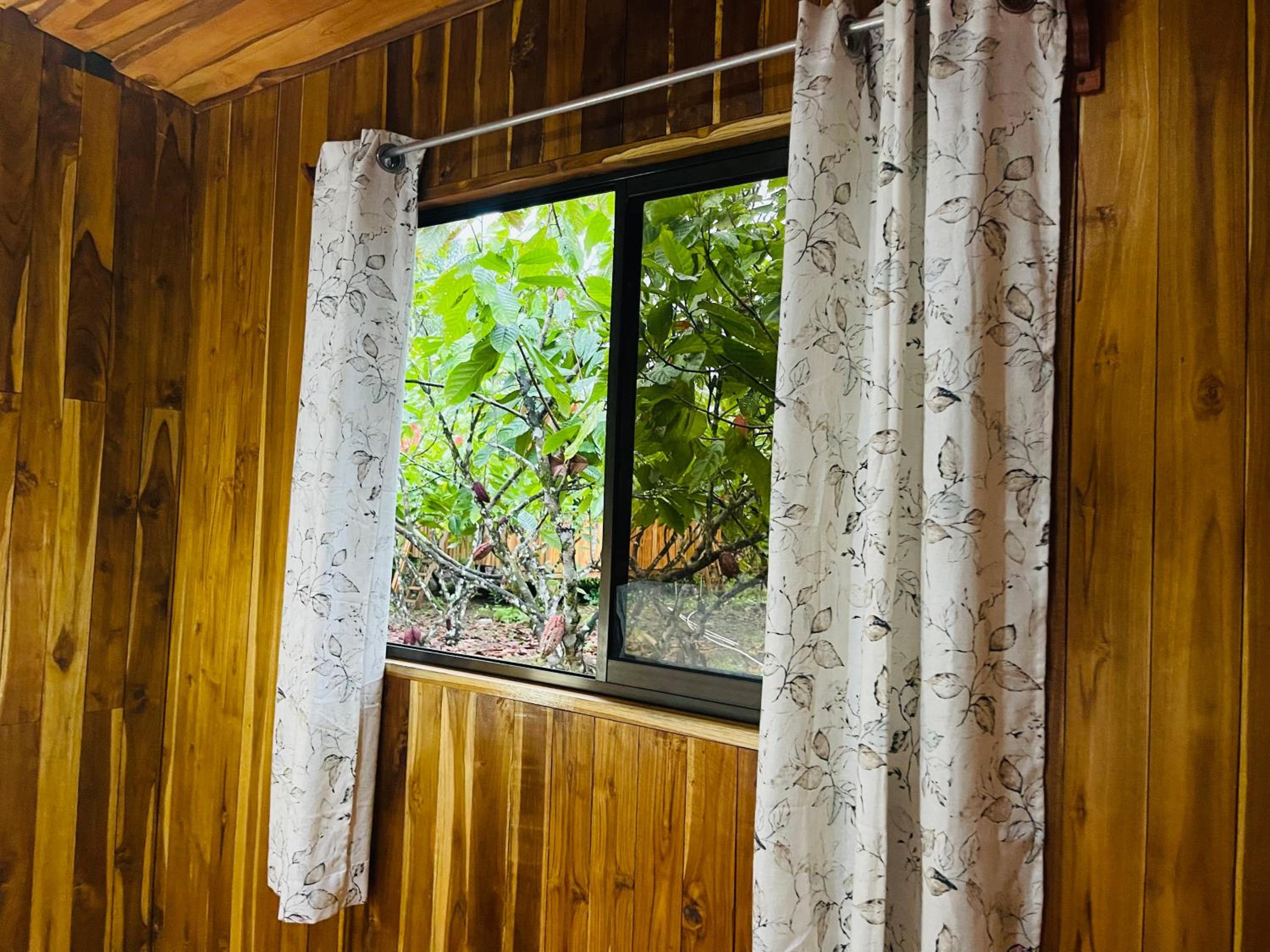 Río Celeste, Cacahua Lodge