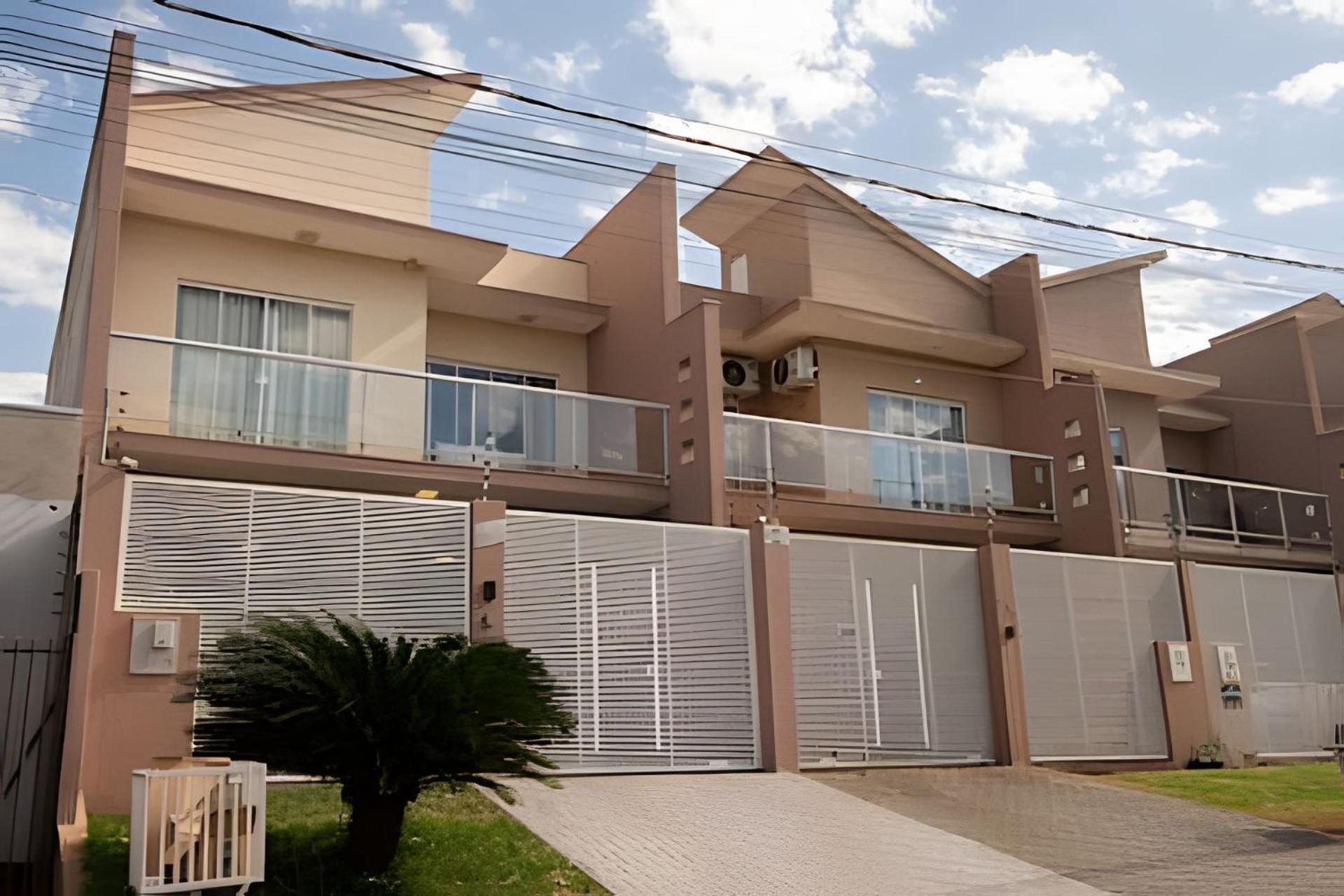Sobrado com 1 suite 2 quarto ar 1km Shopping JL