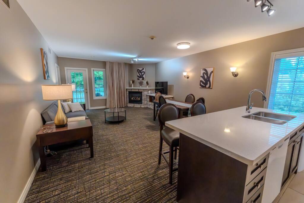 King Bed apartment, Pet Friendly, with a Hot Tub, Pool, and BBQ