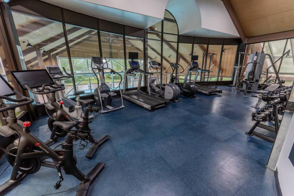 King Bed apartment, Pet Friendly, with a Hot Tub, Pool, and BBQ