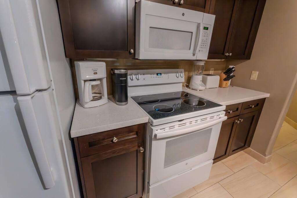 King Bed apartment, Pet Friendly, with a Hot Tub, Pool, and BBQ