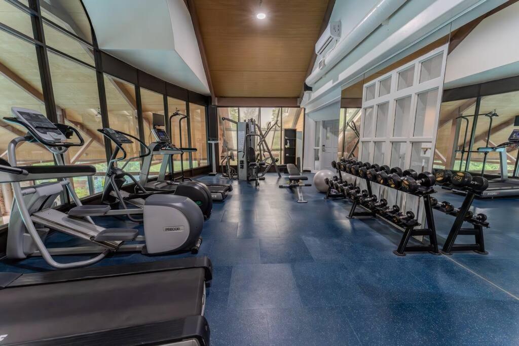 King Bed apartment, Pet Friendly, with a Hot Tub, Pool, and BBQ