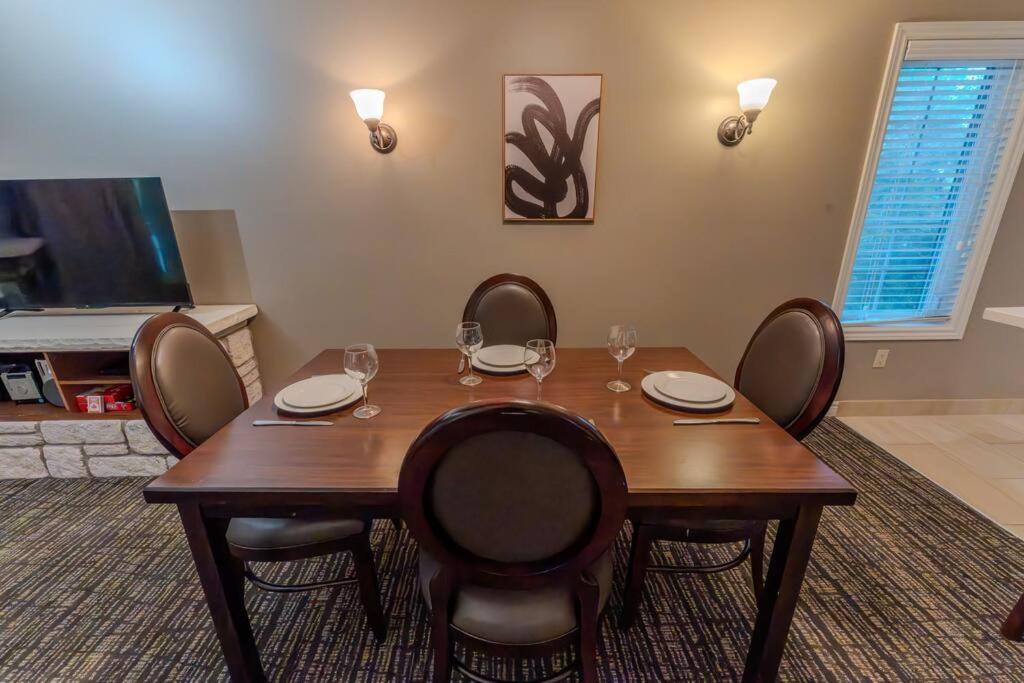 King Bed apartment, Pet Friendly, with a Hot Tub, Pool, and BBQ