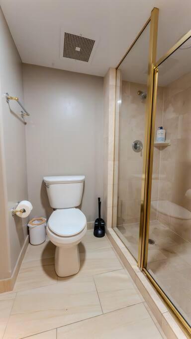 King Bed apartment, Pet Friendly, with a Hot Tub, Pool, and BBQ