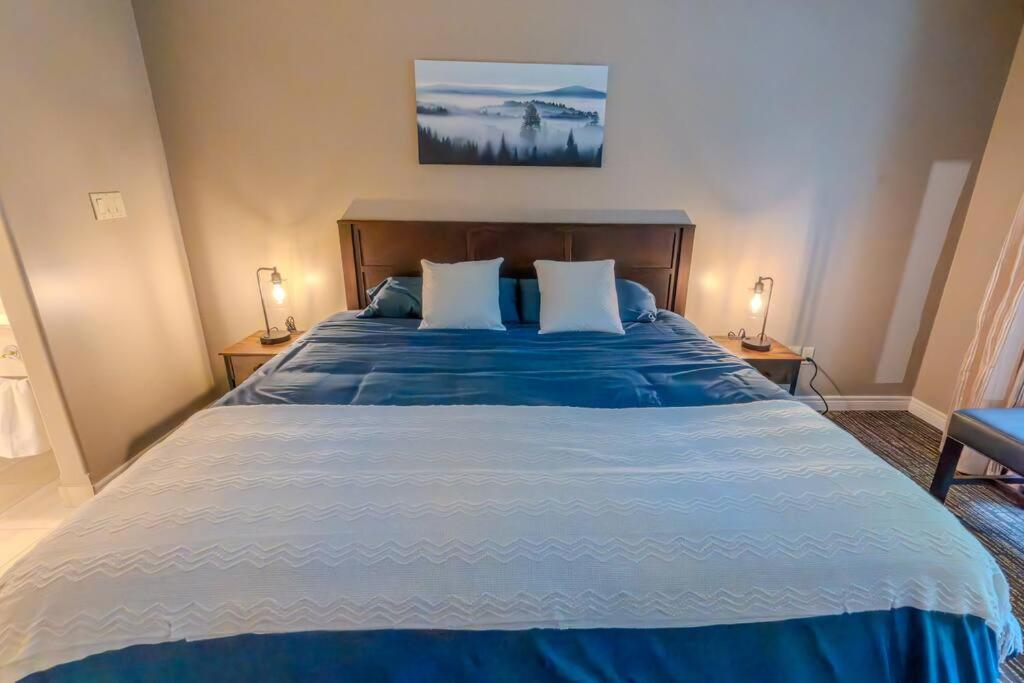 King Bed apartment, Pet Friendly, with a Hot Tub, Pool, and BBQ