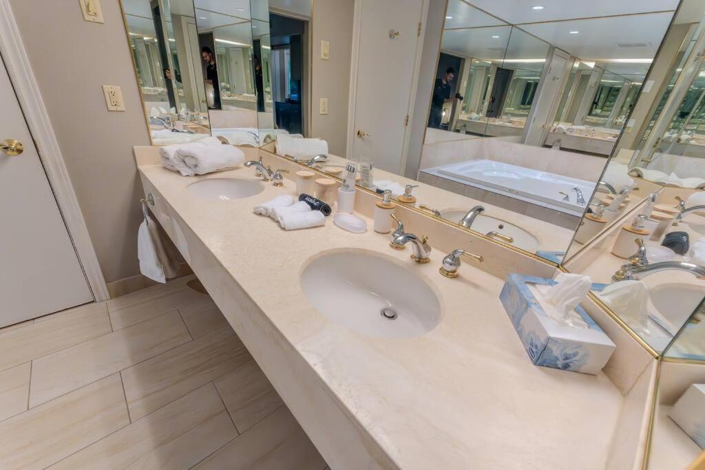 King Bed apartment, Pet Friendly, with a Hot Tub, Pool, and BBQ