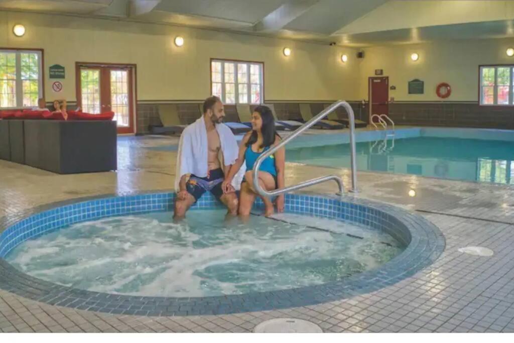 King Bed apartment, Pet Friendly, with a Hot Tub, Pool, and BBQ