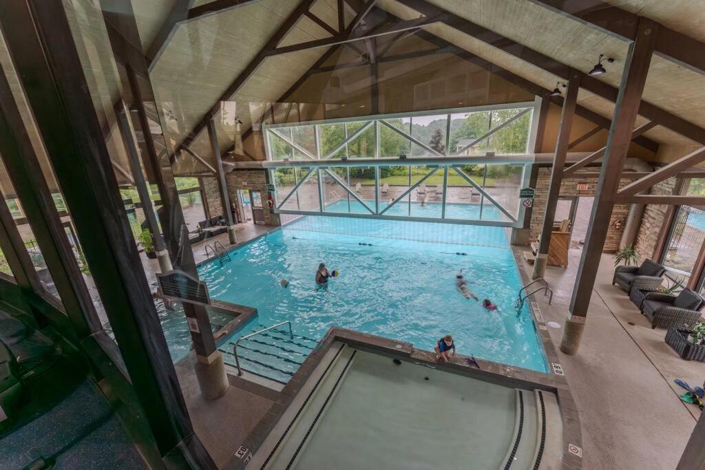 King Bed apartment, Pet Friendly, with a Hot Tub, Pool, and BBQ