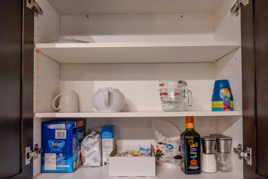 King Bed apartment, Pet Friendly, with a Hot Tub, Pool, and BBQ