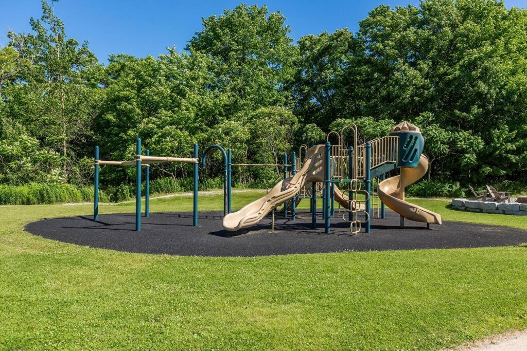 King Bed apartment, Pet Friendly, with a Hot Tub, Pool, and BBQ