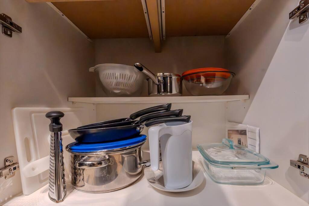 King Bed apartment, Pet Friendly, with a Hot Tub, Pool, and BBQ