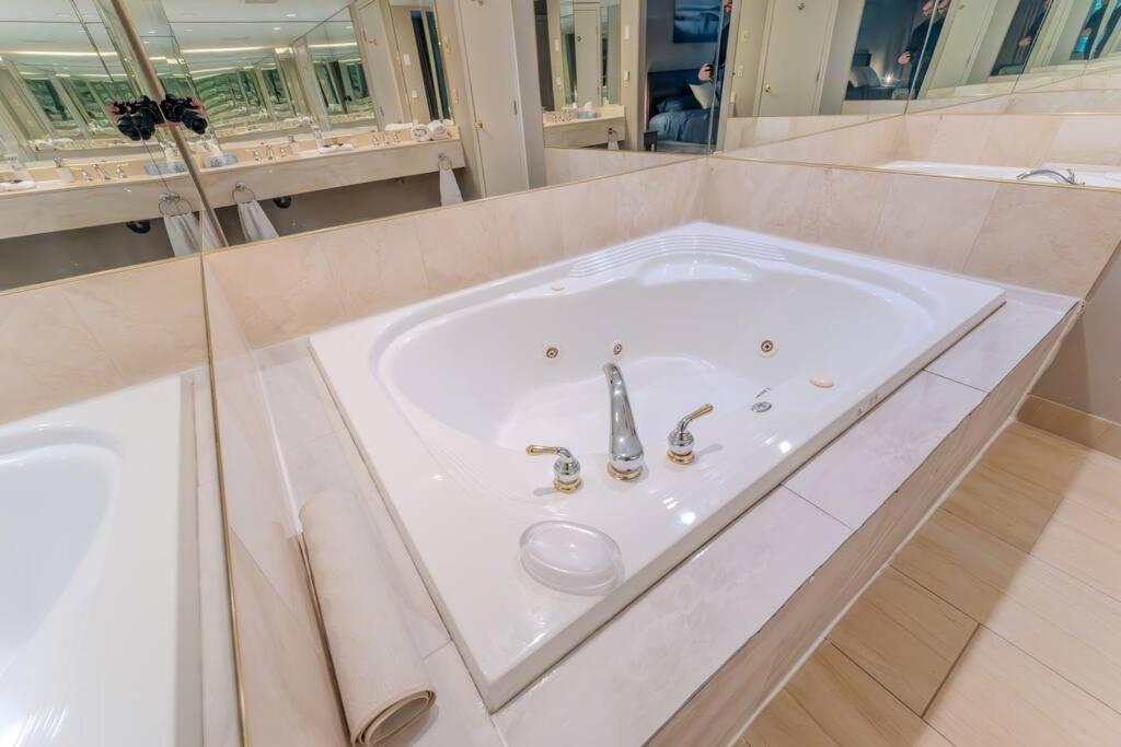 King Bed apartment, Pet Friendly, with a Hot Tub, Pool, and BBQ