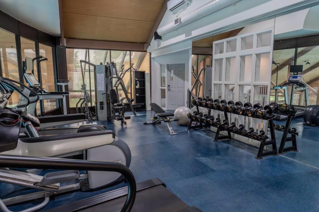 King Bed apartment, Pet Friendly, with a Hot Tub, Pool, and BBQ