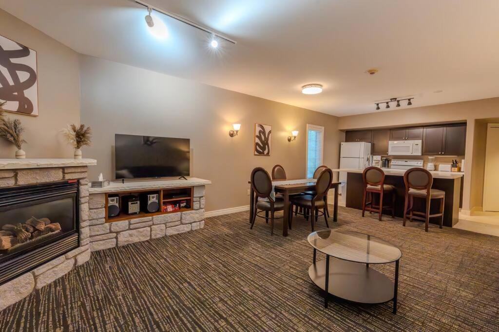 King Bed apartment, Pet Friendly, with a Hot Tub, Pool, and BBQ