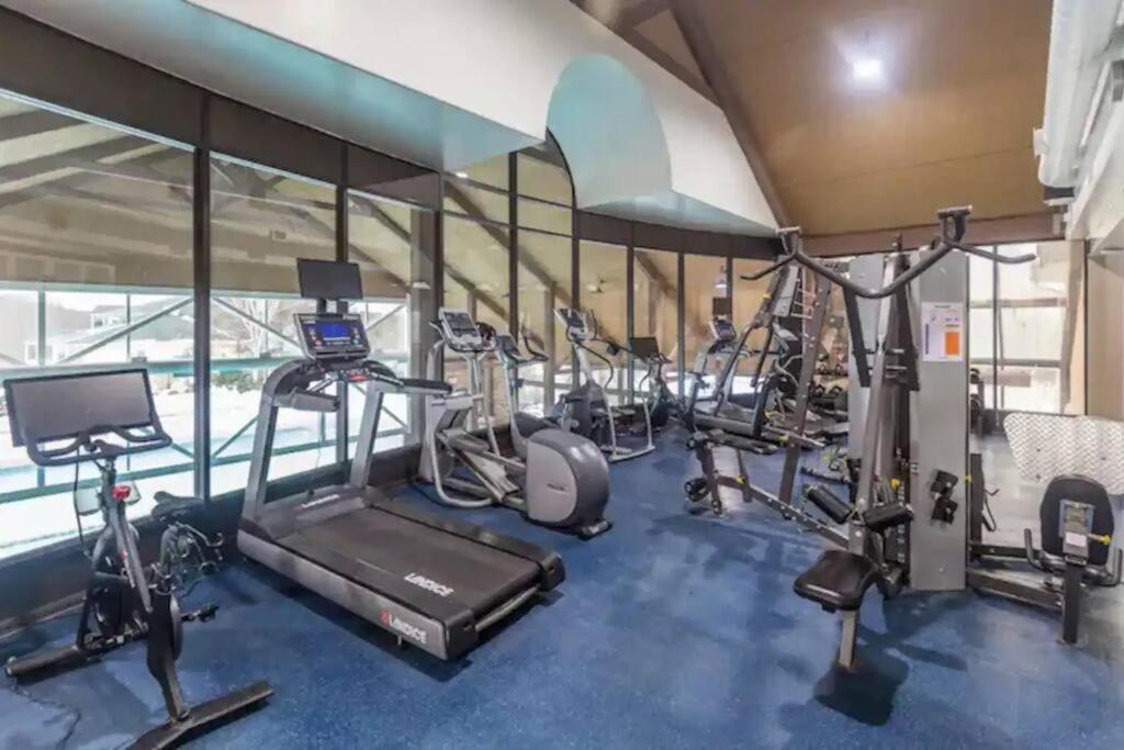 King Bed apartment, Pet Friendly, with a Hot Tub, Pool, and BBQ