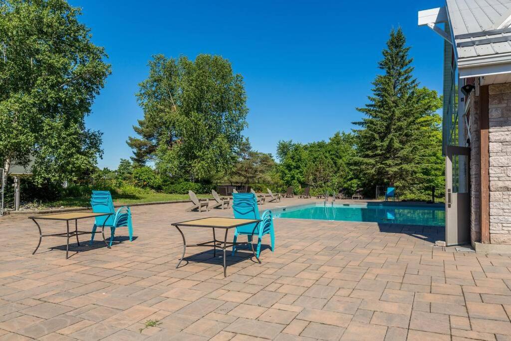 King Bed apartment, Pet Friendly, with a Hot Tub, Pool, and BBQ