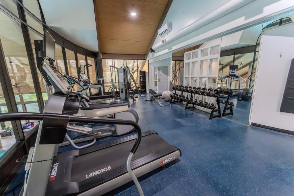 King Bed apartment, Pet Friendly, with a Hot Tub, Pool, and BBQ