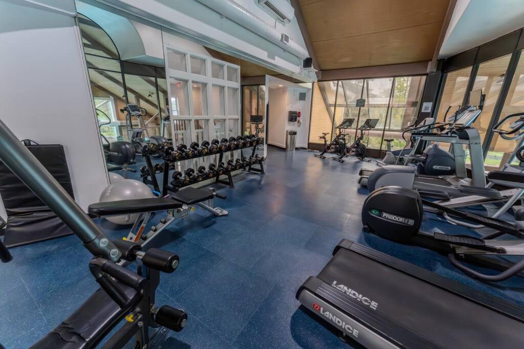 King Bed apartment, Pet Friendly, with a Hot Tub, Pool, and BBQ