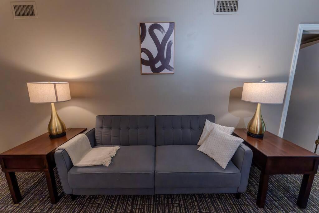 King Bed apartment, Pet Friendly, with a Hot Tub, Pool, and BBQ