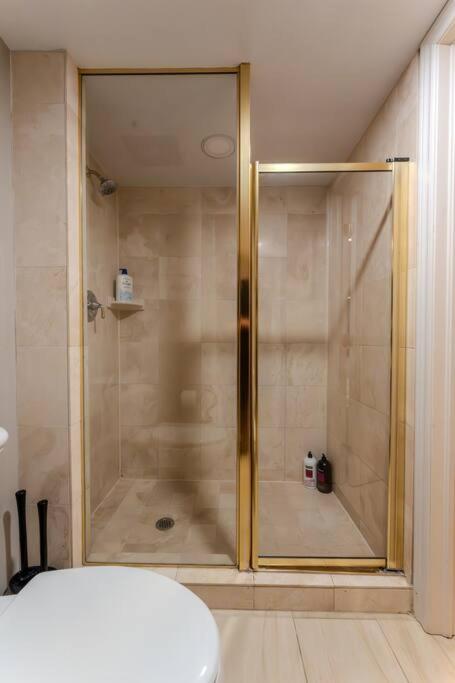 King Bed apartment, Pet Friendly, with a Hot Tub, Pool, and BBQ