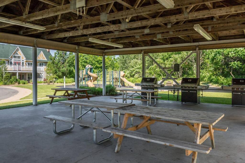 King Bed apartment, Pet Friendly, with a Hot Tub, Pool, and BBQ