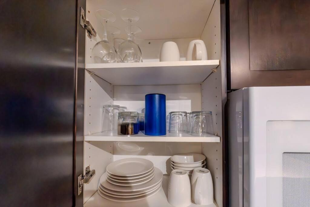 King Bed apartment, Pet Friendly, with a Hot Tub, Pool, and BBQ