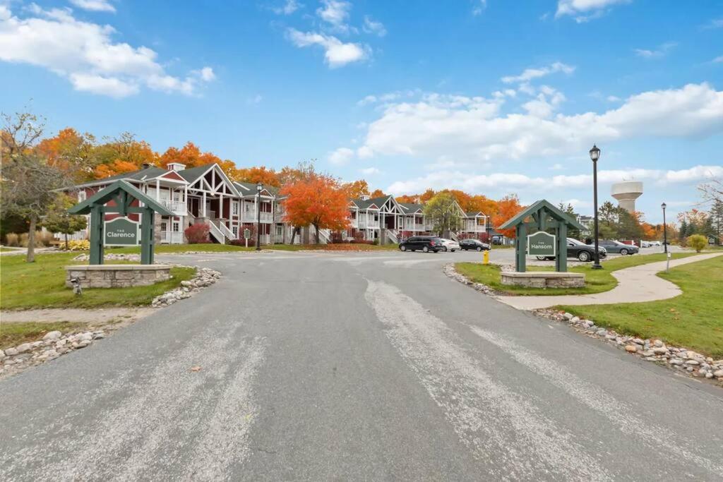 King Bed apartment, Pet Friendly, with a Hot Tub, Pool, and BBQ