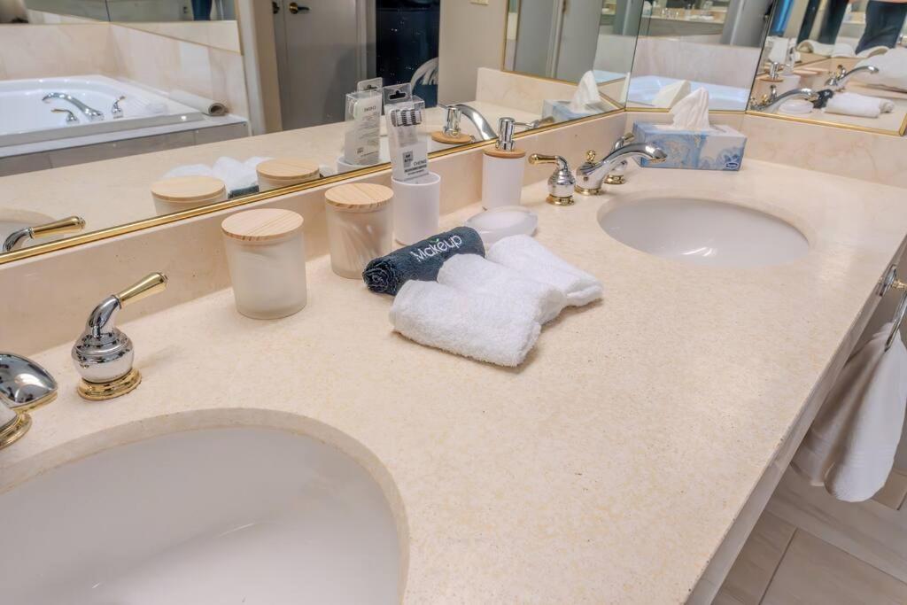 King Bed apartment, Pet Friendly, with a Hot Tub, Pool, and BBQ