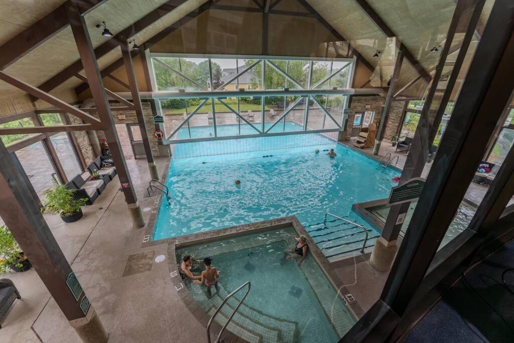 King Bed apartment, Pet Friendly, with a Hot Tub, Pool, and BBQ