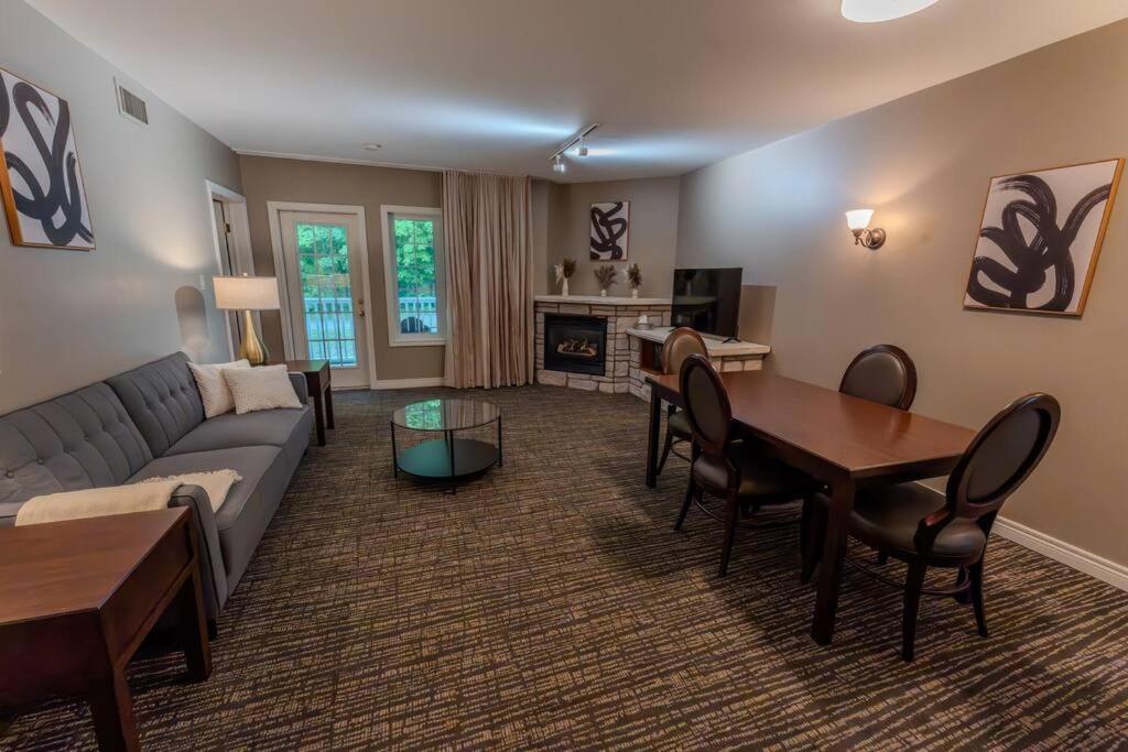 King Bed apartment, Pet Friendly, with a Hot Tub, Pool, and BBQ