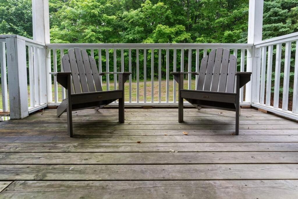 King Bed apartment, Pet Friendly, with a Hot Tub, Pool, and BBQ
