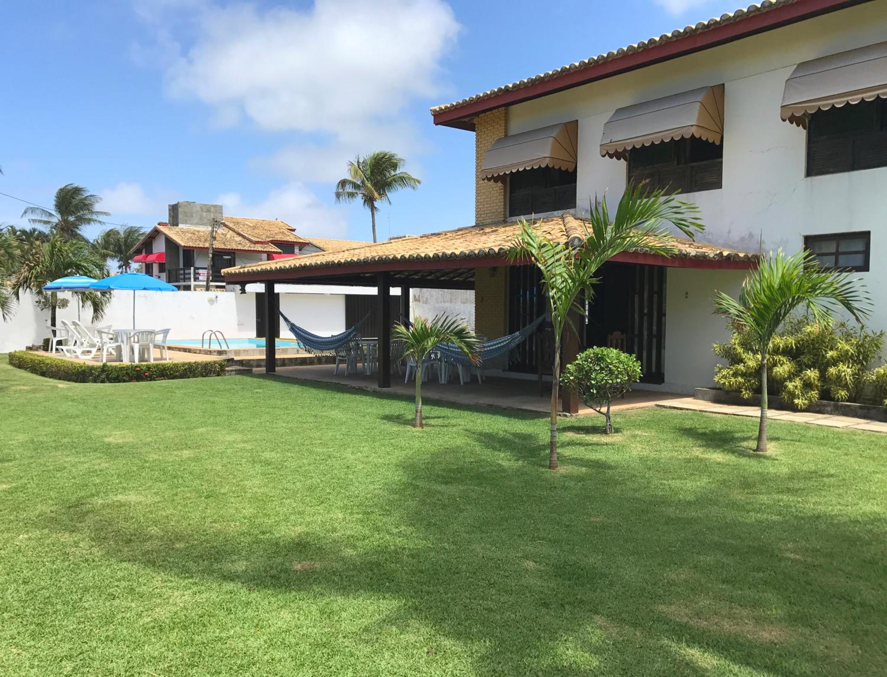 Casa de praia com piscina maravilhosa, churrasqueira e grande área verde, a menos de 300 metros da praia de Vilas