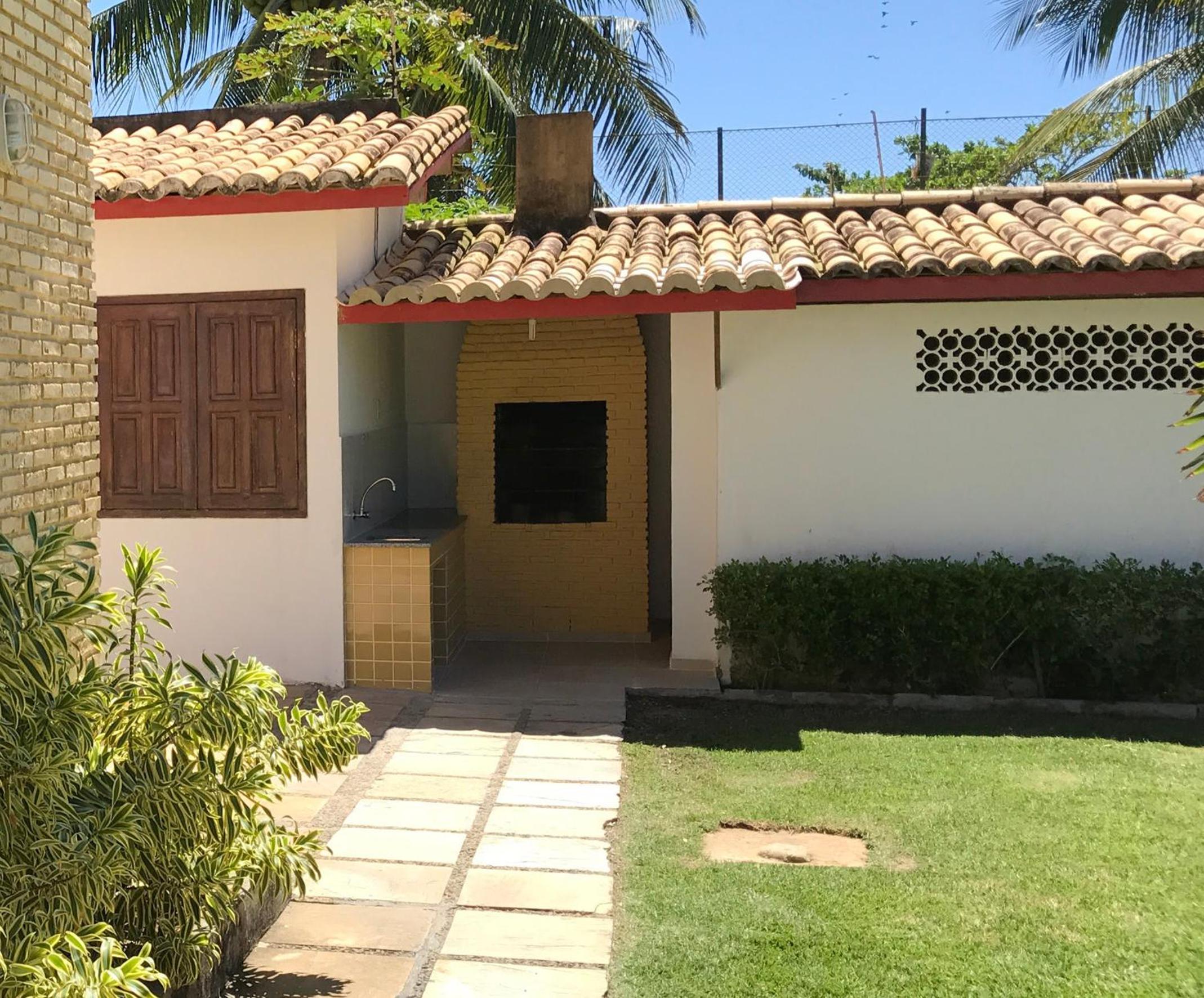 Casa de praia com piscina maravilhosa, churrasqueira e grande área verde, a menos de 300 metros da praia de Vilas