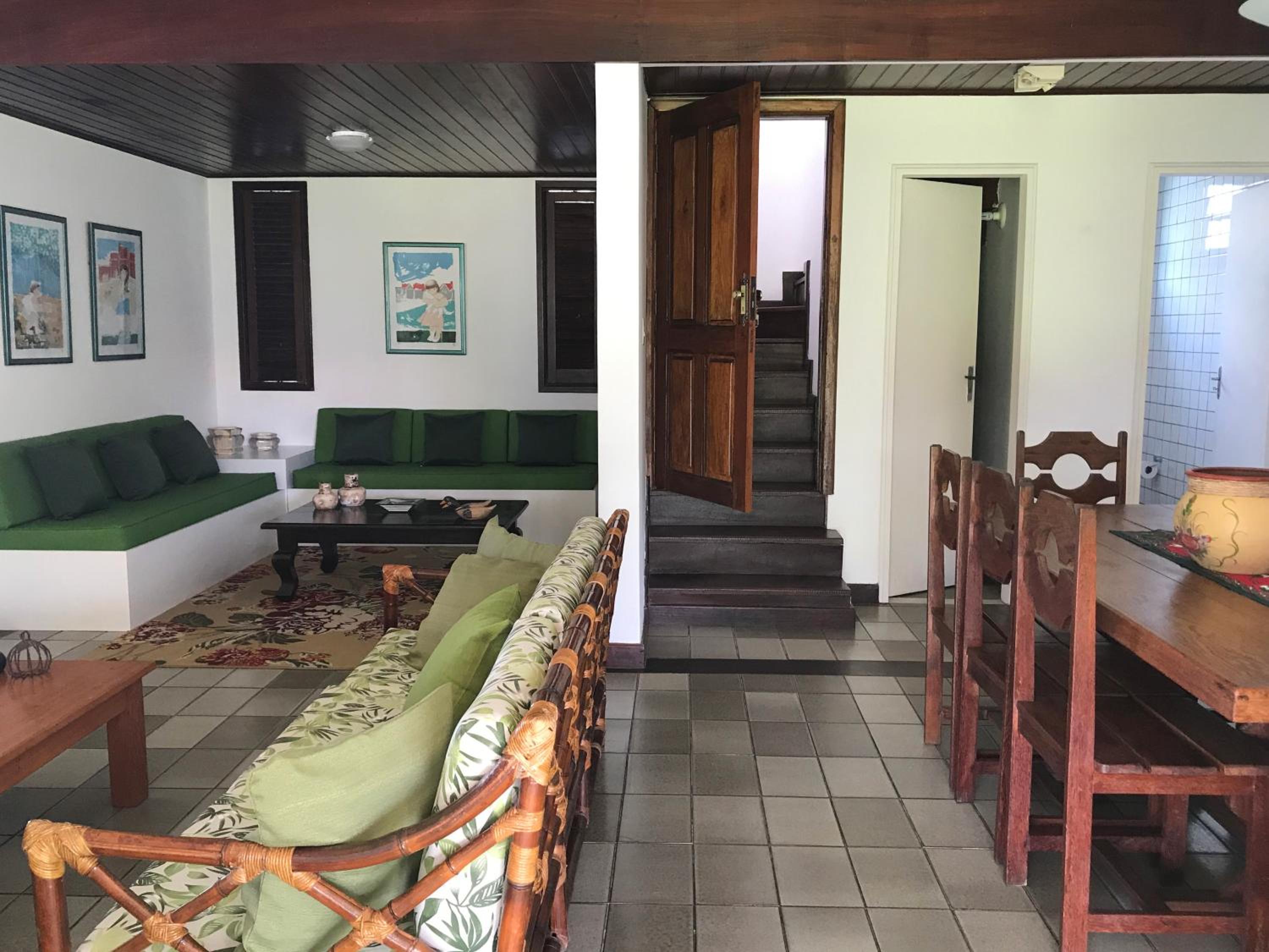 Casa de praia com piscina maravilhosa, churrasqueira e grande área verde, a menos de 300 metros da praia de Vilas