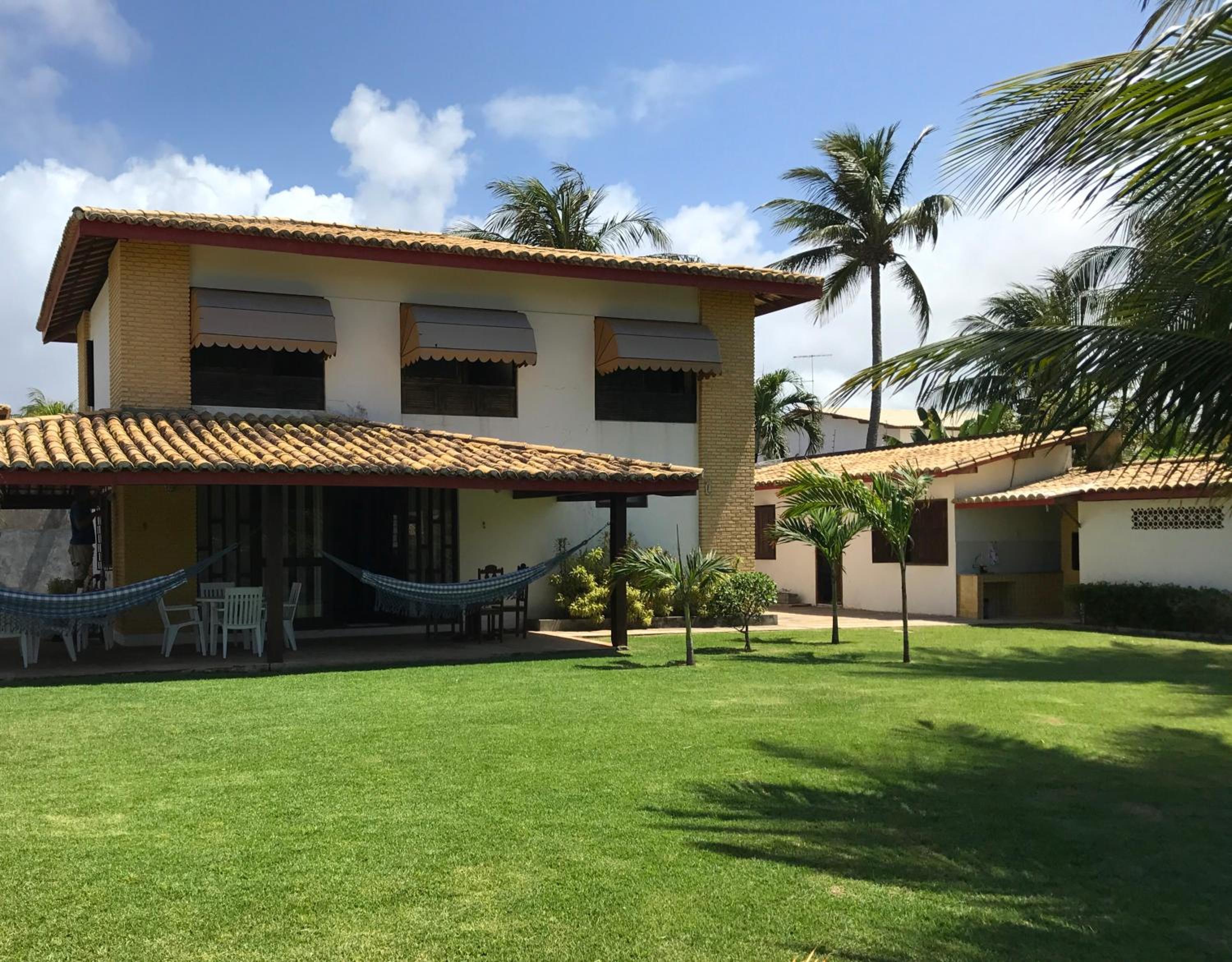 Casa de praia com piscina maravilhosa, churrasqueira e grande área verde, a menos de 300 metros da praia de Vilas