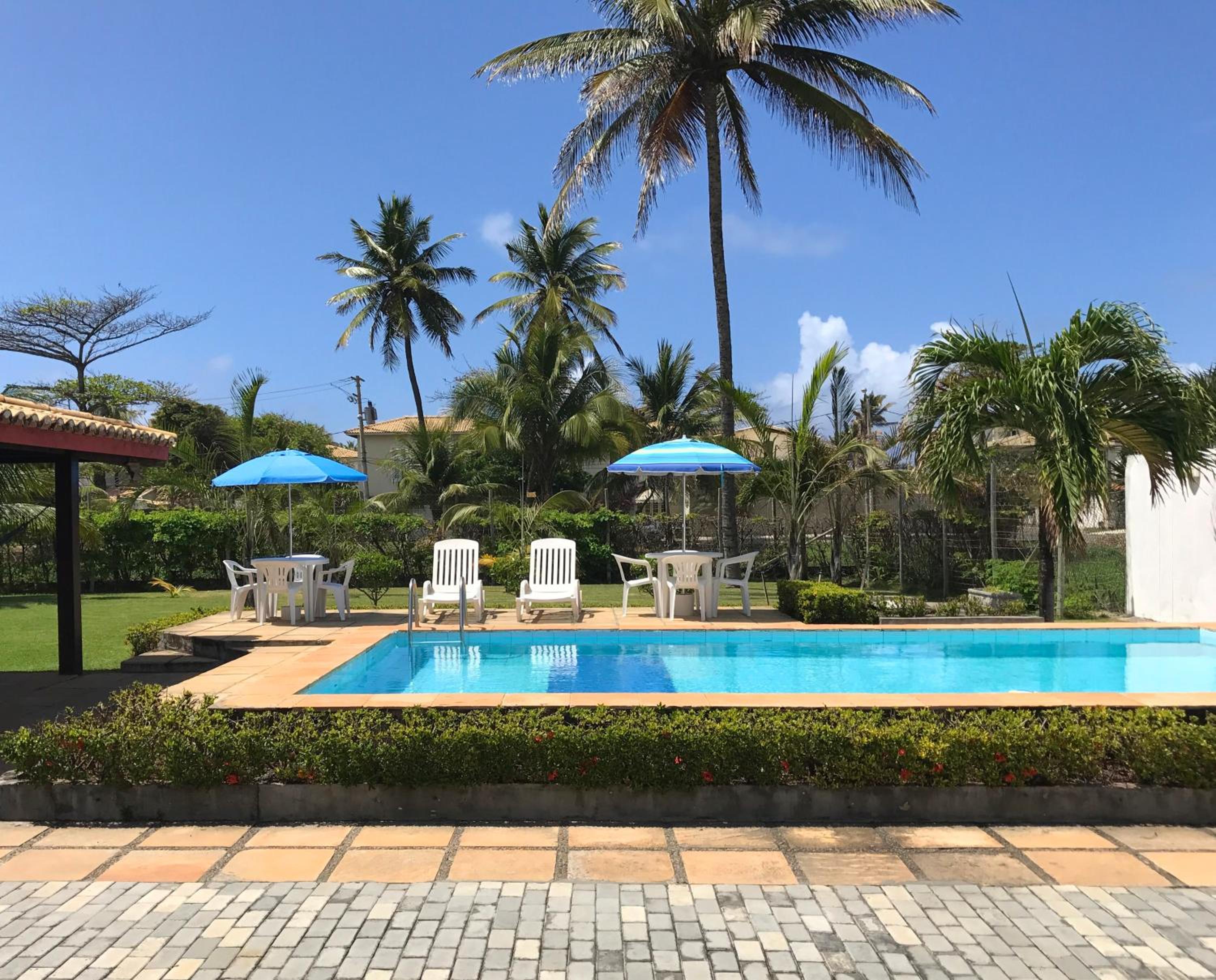 Casa de praia com piscina maravilhosa, churrasqueira e grande área verde, a menos de 300 metros da praia de Vilas