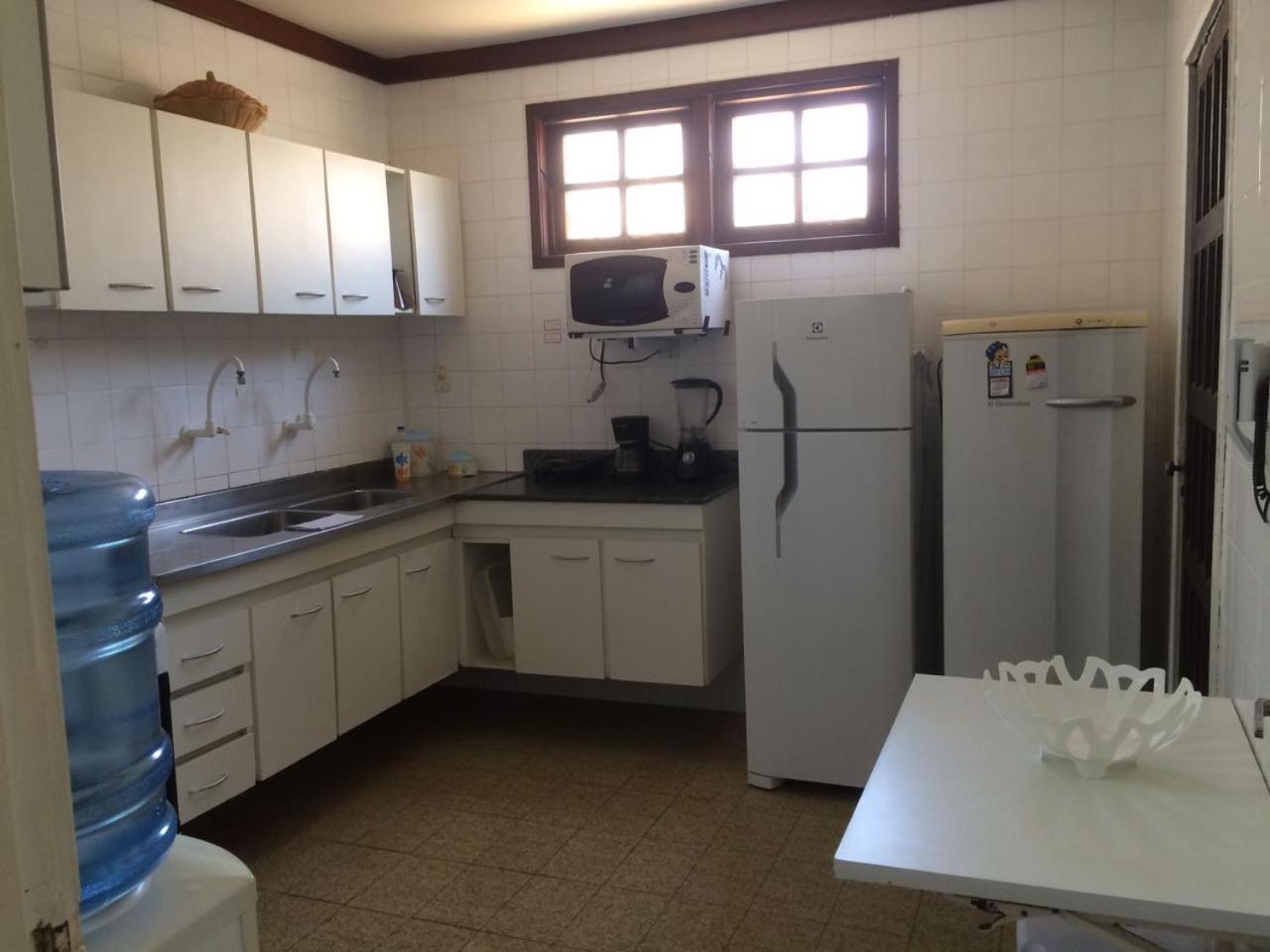 Casa de praia com piscina maravilhosa, churrasqueira e grande área verde, a menos de 300 metros da praia de Vilas