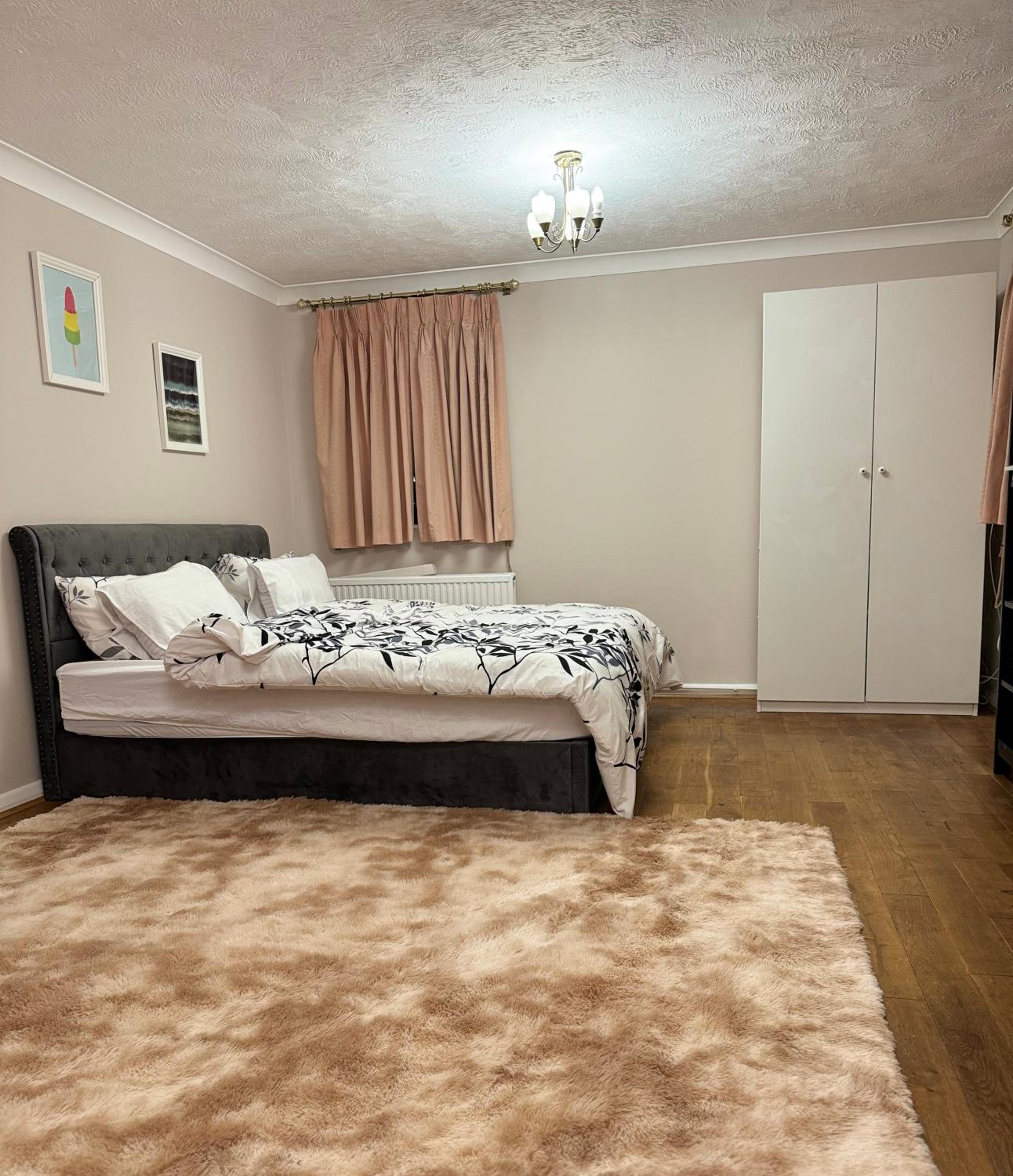 STUNNING 2 BEDROOM WITH GARDEN Sleep 6